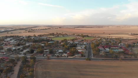 Vista-Aérea-De-La-Pequeña-Ciudad-De-Carnamah-En-Australia-Occidental,-Vista-Aérea