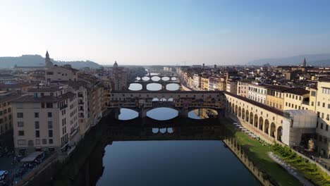 Wunderschöne-Mittelalterliche-Brückenstadt-Am-Fluss-Florenz-In-Der-Toskana,-Italien