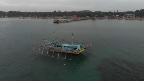 Vista-Aérea-Del-Barco-Pesquero-Tradicional-Indonesio-Cerca-De-La-Isla-Beliting,-Indonesia