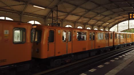 Alte-U-Bahn-In-Berlin-Kreuzberg,-Die-Mit-Passagieren-In-Den-Bahnhof-Einfährt