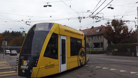 Straßenbahnen-Fahren-In-Bern-Und-Fahren-Im-Herbst-Durch-Die-Straßen-Der-Schweiz.-Straßen--Und-Transportwesen