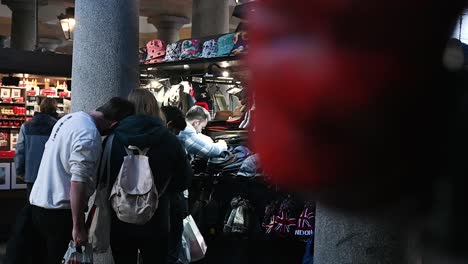 Amplia-Gama-De-Regalos-En-Covent-Garden,-Londres,-Reino-Unido.