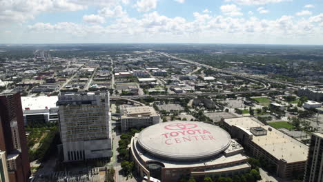 Aerial-panorama-shot-of-the-Toyota-center-and-the-cityscape-of-Houston,-TX,-USA