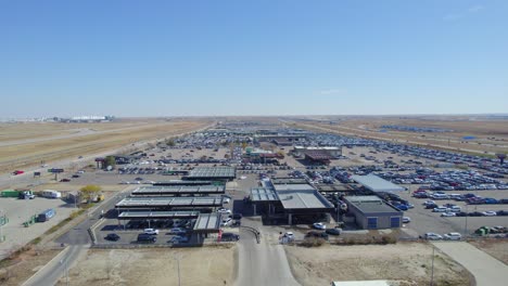 Panorámica-Aérea-Con-Drones-De-Ubicaciones-De-Coches-De-Alquiler-En-El-Aeropuerto-Internacional-De-Denver.