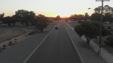Unidades-De-Camionetas-En-La-Carretera-En-Carnamah,-Australia-Occidental,-Antena