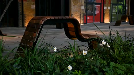 Stühle-Und-Blumen-In-Bankside-Yards,-London,-Vereinigtes-Königreich