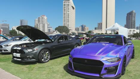 Bunte-Autos-Auf-Der-Autoshow-Mit-Wolkenkratzern-Im-Hintergrund,-Innenstadt-Von-San-Diego