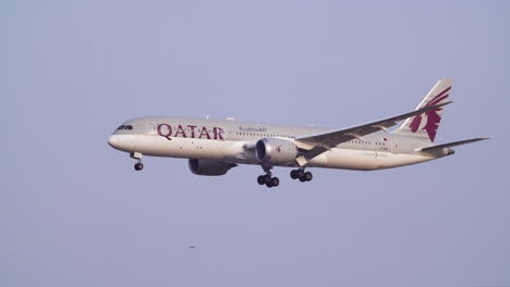 Qatar-Airways-B787-Preparado-Para-Aterrizar-En-El-Aeropuerto-De-Suvarnabhumi,-Tailandia