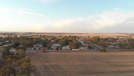 Weite-Sicht-Auf-Die-Stadt-Carnamah-Im-Westen-Australiens-Bei-Sonnenuntergang,-Luftaufnahme