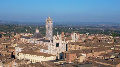 Weiße-Kathedrale-Schöne-Luftaufnahme-Von-Oben-Flug-Mittelalterliche-Stadt-Siena-Toskana-Italien