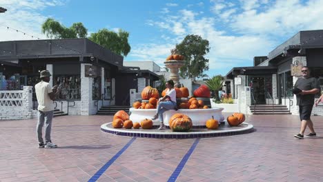 Seaport-Village-San-Diego-Halloween-Kürbisse-Rund-Um-Den-Wasserbrunnen,-Festliches-Gefühl-In-Kalifornien