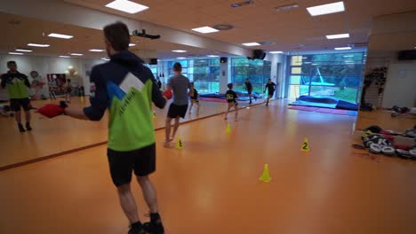 Eine-Gruppe-Von-Menschen-Trainiert-Und-Springt-Seil-In-Einem-Fitnessstudio