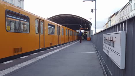 Metro-Elevado-Que-Llega-A-La-Estación-De-Tren-Görlitzer-Bahnhof-En-Berlín-Kreuzberg