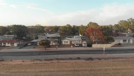 Vista-Aérea-De-La-Calle-Con-Casas-En-Carnamah,-Australia-Occidental