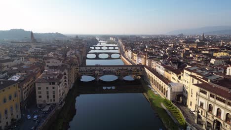 Majestätische-Luftaufnahme-Von-Oben,-Mittelalterliche-Brücke,-Stadt,-Fluss-Florenz,-Toskana,-Italien