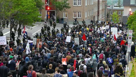 La-Policía-Y-El-Ejército-Aseguran-Una-Protesta-En-La-Cumbre-Del-G7,-Una-Multitud-De-Personas-Caminan-De-Manera-Demostrativa.