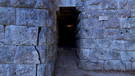 Gran-Puerta-De-Piedra-Y-Antiguas-Murallas-Del-Sitio-Arqueológico-De-Butrint:-Patrimonio-E-Historia-De-La-Unesco