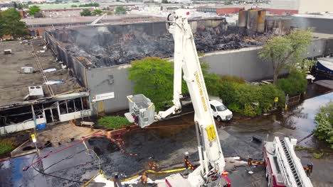 Gran-Grúa-Del-Departamento-De-Bomberos-Cerca-De-Los-Restos-De-Un-Gran-Incendio-Industrial