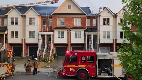 Los-Bomberos-Reducen-Los-Focos-De-Incendio-En-Una-Zona-Residencial.