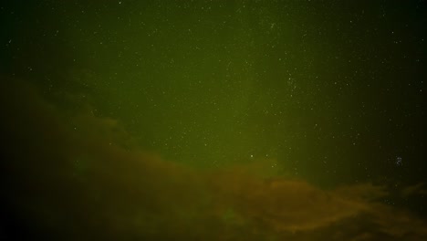 Wunderschöne-Aurora-Borealis,-Die-In-Einem-Sternenklaren-Nachthimmel-Mit-Fallenden-Meteoroiden-Leuchtet