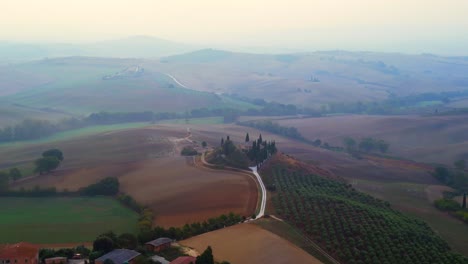 Espectacular-Vista-Aérea-Superior-Casa-De-Vuelo-Atmósfera-Matutina-Rural-Entorno-Idílico-Toscana-Italia
