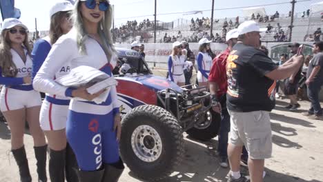 Patrocinar-A-Chicas-Guapas-Posando-Junto-A-Un-Coche-De-Rally-Raid-En-La-Carrera-Baja-500