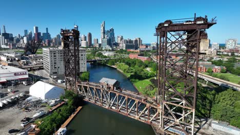 Chicago-Eisenbahnbrücke-Mit-Skyline-Im-Hintergrund