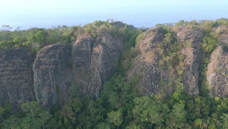 Luftdrohnenaufnahme-Von-Der-Felsigen-Bergseite-Des-Prähistorischen-Vulkans-Nglanggeran,-Yogyakarta,-Indonesien-–-4K-Drohnenaufnahme