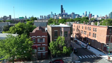 Häuser-Im-Viertel-Chicago-Mit-Blick-Auf-Die-Skyline