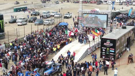 Conductor-De-Rally-Hablando-En-La-Pantalla-Mientras-La-Multitud-Observa-La-Carrera-De-Rally-Raid-Baja-500