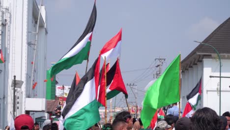 Palästinensische-Flagge-Unter-Der-Menge-Bei-Einer-Demonstration