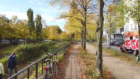 Temporada-De-Otoño-En-Berlín-Kreuzberg-Con-árboles-Coloridos-Durante-La-Caminata