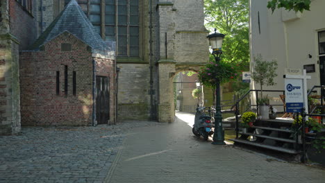 Achter-de-kerk,-Saint-John-Church-In-Gouda,-Netherlands---panning
