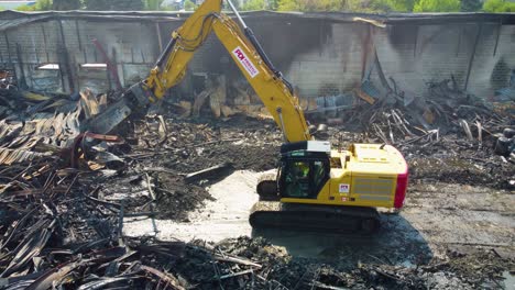 Tractor-Retirando-Restos-De-Una-Importante-Destrucción-Industrial-Tras-Un-Incendio