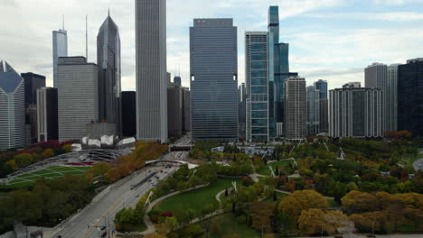 Aerial-view-of-fall-colors-in-the-Maggie-Daley-Park-and-the-New-Eastside-skyline,-in-cloudy-Chicago