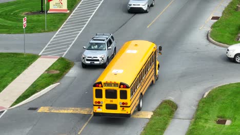 Estudiantes-De-Secundaria-Cruzando-La-Calle-Frente-A-Un-Autobús-Escolar-Amarillo