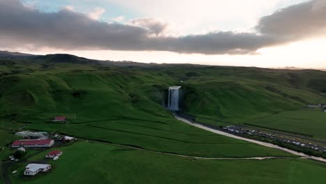 Lush-Greenery-and-the-Cascading-Skogafoss-Waterfall,-South-Iceland---Drone-Flying-Forward