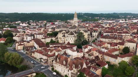 Wide-view-of-the-town-of-Périgeux-and-the-river-with-the-Cathedral-Saint-Front,-drone-shot-with-elevation-movement,-Dordogne