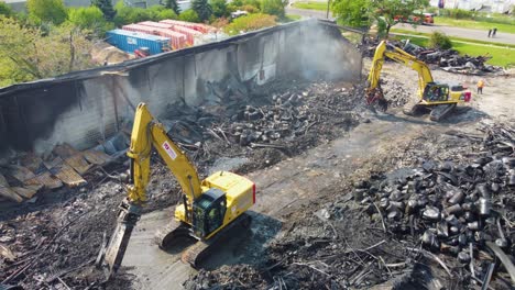 Traktoren-Entfernen-Trümmer-Nach-Einem-Großbrand-In-Einer-Leicht-Entflammbaren-Industrie