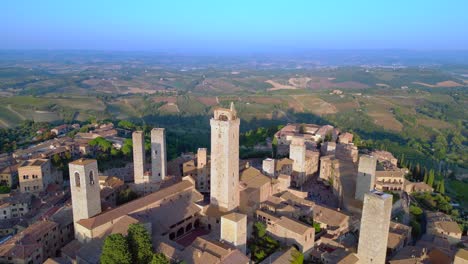 Bonita-Vista-Aérea-Superior-Vuelo-Amurallado-Medieval-Colina-Torre-Ciudad-Toscana-Italia-San-Gimignano