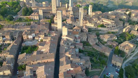 Roofmagic-Luftaufnahme-Von-Oben-Flug-San-Gimignano-Mittelalterliche-Hügelturmstadt-Toskana-Italien