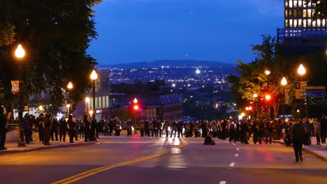 Manifestantes-Cerca-De-La-Policía-Protectora-Durante-La-Reunión-Y-Cumbre-Del-G7