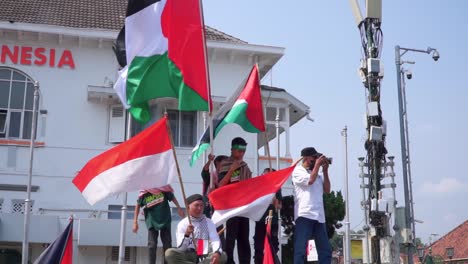 Während-Der-Demonstration-Standen-Menschen-Mit-Indonesischen-Und-Palästinensischen-Flaggen-Auf-Der-Bühne-–-Indonesien