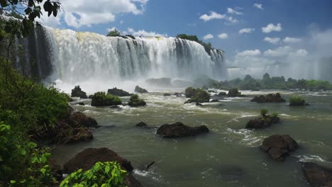 Nahaufnahme-Dunkler-Felsen,-Die-Von-Wunderschönem-Fließendem-Wasser-Bedeckt-Sind,-In-Einer-Malerischen-Wasserfalllandschaft,-Farbenfrohe,-Wunderschöne-Iguacu-Wasserfälle-Szene-Mit-Hellgrüner-Naturansicht-Der-Argentinischen-Dschungelbäume