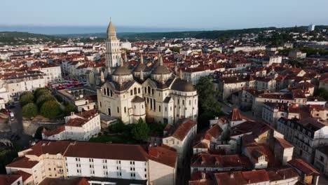 Aerial-view-of-Saint-Front-cathedral-at-sunrise-on-the-banks-of-the-Isle-river,-French-city-of-Périgueux,-Dordogne-in-Nouvelle-Aquitaine