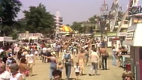 Feria-Del-Condado-Concurrida-Y-Concurrida-De-Los-Años-70-Con-Atracciones