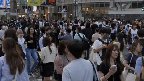 Menschenmenge,-Die-über-Shibuya-Läuft-Und-Tokio,-Japan,-überquert
