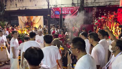 Menschen-Versammelten-Sich-Um-Das-Indische-Medium,-Während-Er-Die-Anhänger-Während-Der-Rituale-Des-Navaratri-Festivals-In-Bangkok,-Thailand,-Segnete