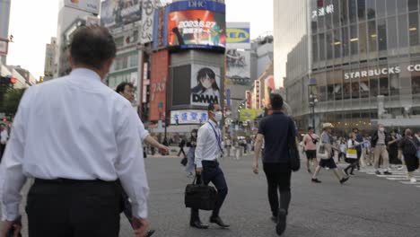Hombre-De-Negocios-Japonés-En-Shibuya-Cruzando-Tokio,-Japón