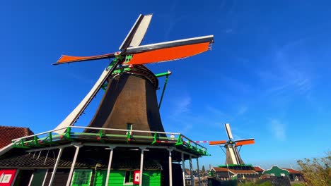 Nahaufnahme-Von-Windmühlen-Mit-Blauem-Himmel-Im-Hintergrund-In-Zaanse-Schans,-Niederlande